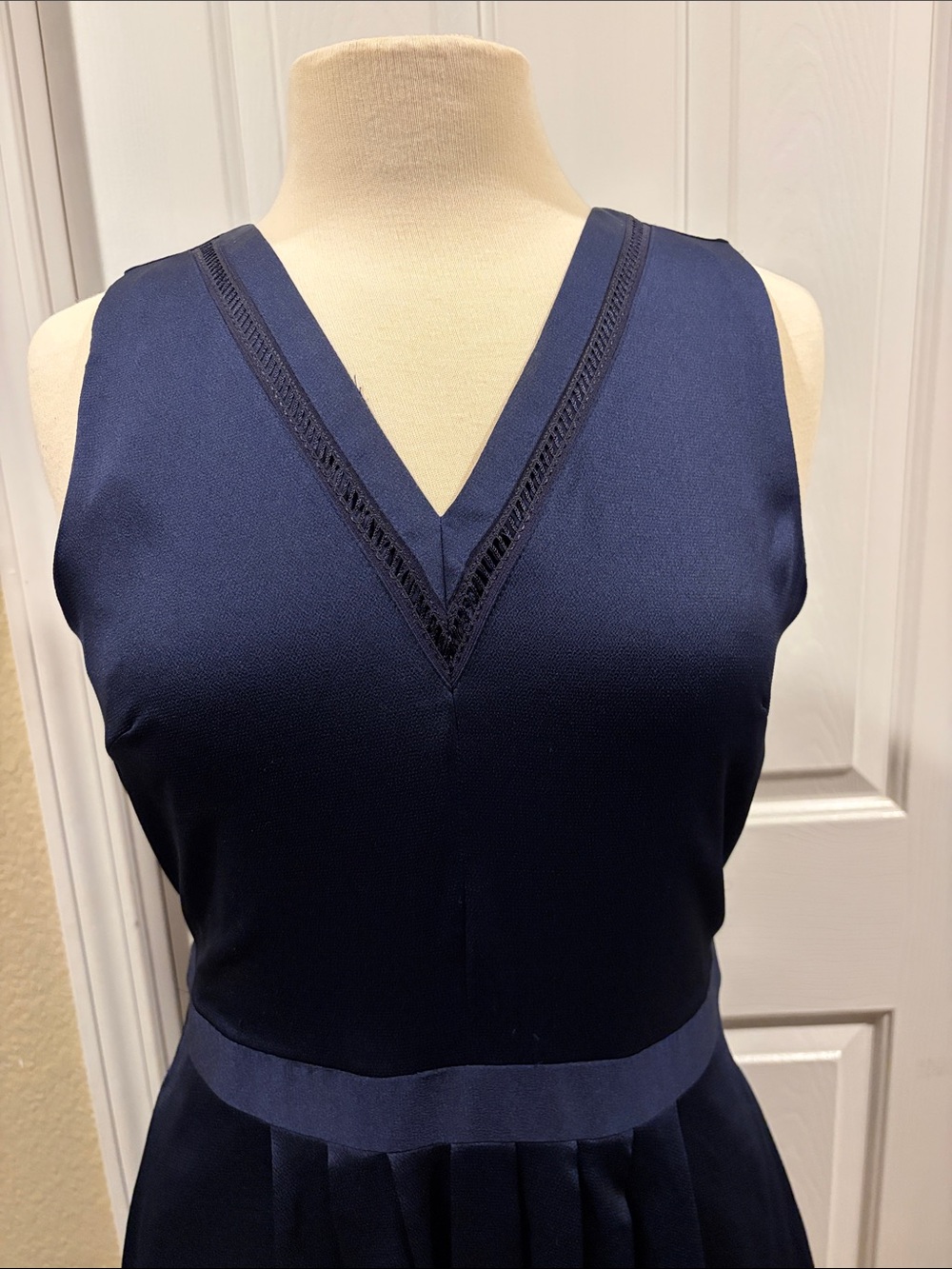 Banana Republic Dark Navy V-Neck Sleeveless Fit-and-Flare Dress size 6 like new - Picture 4 of 10